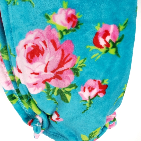 BETSEY JOHNSON | Shabby Pink Roses Throw Blanket - Picture 3 of 4
